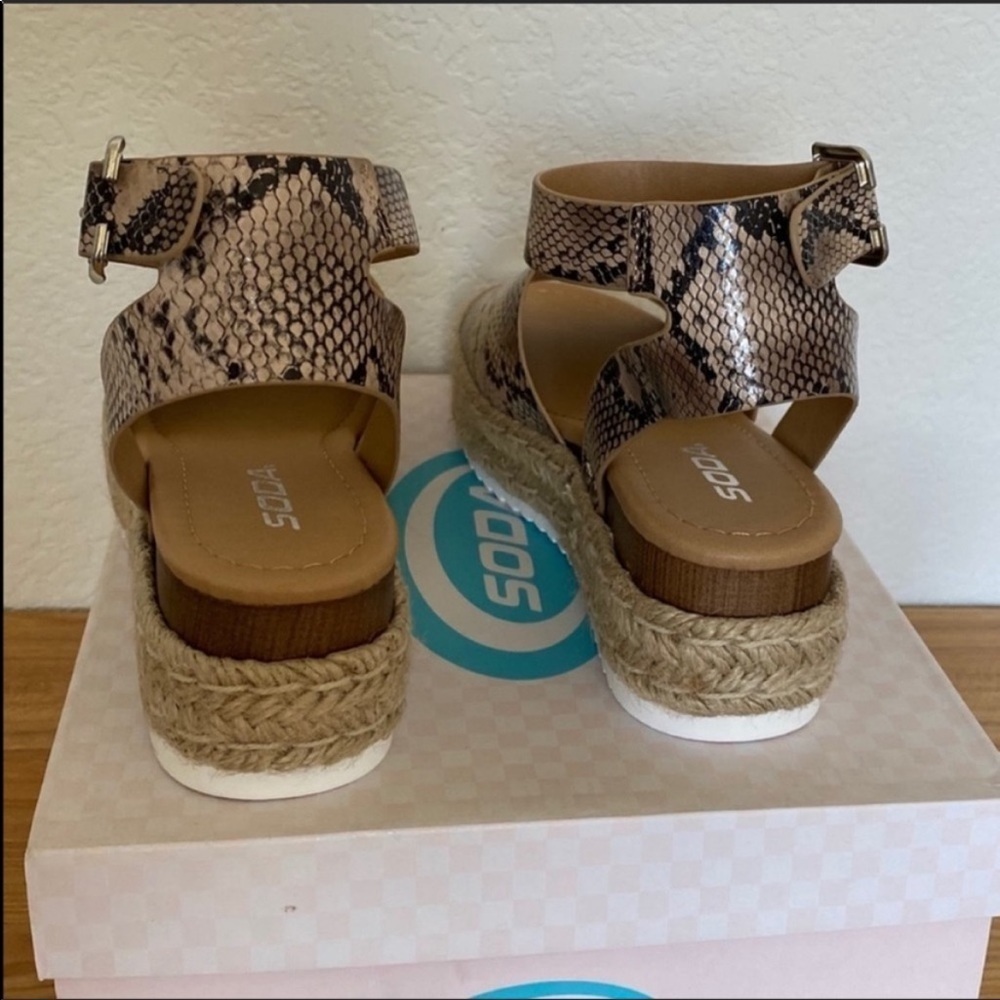 Soda Topic Flatform Sandals in Python - Picture 5 of 7